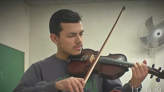 La historia de Maikol: un violín, un sueño y un mismo amor