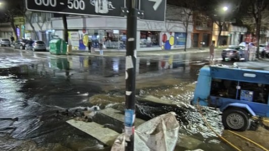 Trabajan obreros de Aguas Santafesinas en un caño roto entre Alvear y Urquiza