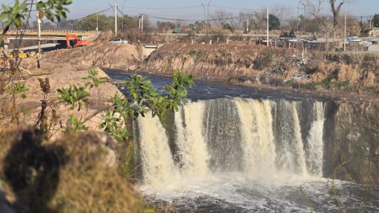 Avanzan las obras para frenar el cauce del Arroyo Saladillo y proteger el puente Molino Blanco