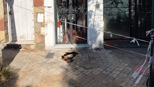 Gran pozo en la entrada de una vivienda: un vecino de 80 años convive con el peligro y la falta de agua