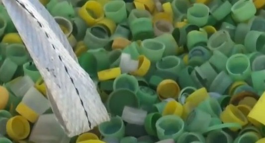 Fabrican máscaras de soldar con materiales reciclados