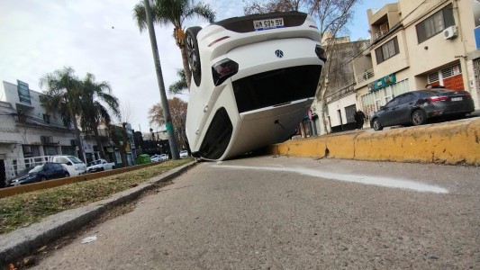 Choque y vuelco en Presidente Perón: dos autos colisionaron a alta velocidad