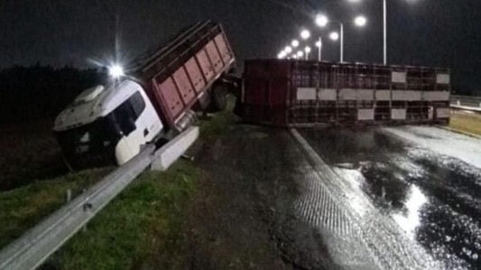 Volcó un camión en la Autopista Rosario-Santa Fe: corte de tránsito en la mano hacia la capital provincial