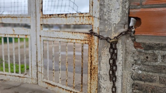 Violento final en el clásico de Fray Luis Beltrán: clausuraron el estadio municipal tras los incidentes
