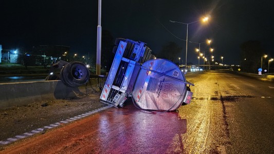Volcó un camión cisterna y cortaron Circunvalación