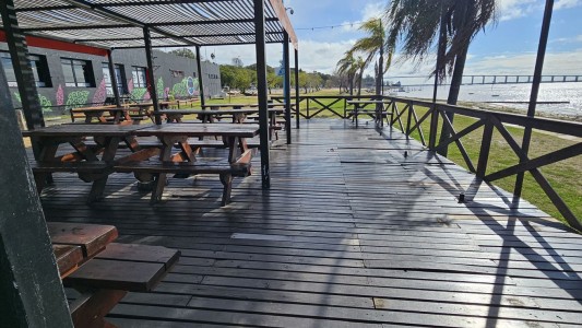 Robaron y destrozaron un bar: arrancaron mesas amuradas al piso