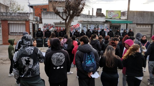 Vecinos realizaron un escrache a un hombre acusado de abuso en la zona noroeste de Rosario