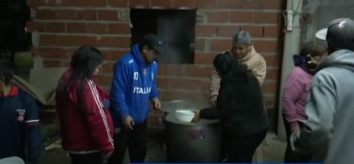 Solidaridad en el Barrio Las Flores: vecinos se organizan para dar comida caliente a más de 100 familias