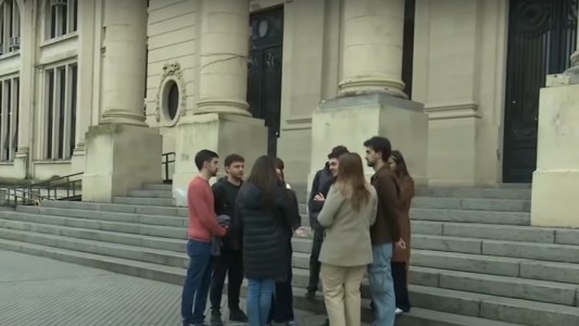 Médicos recién graduados denuncian medidas injustas tras acusaciones de fraude en el examen de residencias