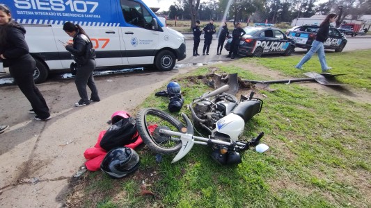 Grave accidente en Lamadrid y Ovidio Lagos: un auto chocó a dos motos y terminó sobre la vereda