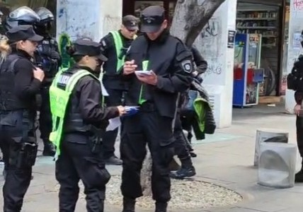 Violento enfrentamiento entre vendedores ambulantes en la peatonal: hay dos demorados