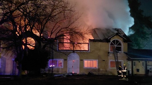 Grave incendio en una escuela: no hubo heridos, pero sí pérdidas totales