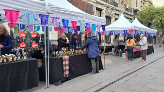 Feria especial por el Día Mundial de la Pachamama: caña con ruda y artesanías locales
