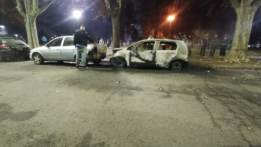 Dos autos se incendiaron durante el partido Belgrano–Independiente en la zona del Parque Alem