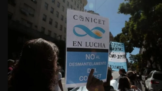 En medio del furor por el streaming, trabajadores del CONICET paran 48 horas con acampe y movilización