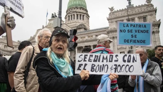 Javier Milei vetó las leyes de aumento a jubilados, moratoria previsional y emergencia en discapacidad: qué medidas puede tomar el Congreso