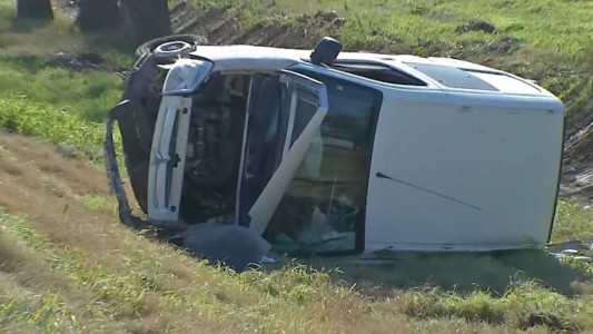 Impactante vuelco en Circunvalación: el conductor quedó atrapado en el vehículo