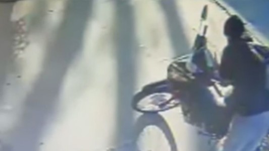 Le robaron la moto en solo siete segundos mientras ingresaba a un comercio