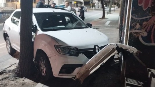 Intentó esquivar a un peatón y terminó chocando contra un local