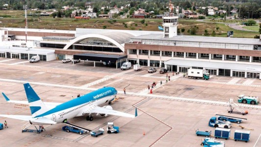 Una aerolínea suspendió vuelos por el cierre del Aeropuerto de Rosario