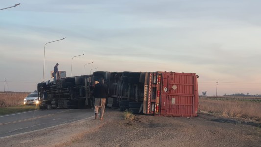 Volcó un camión en la Ruta S26: el conductor quedó atrapado dentro del vehículo