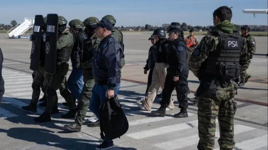 Extraditaron desde Paraguay a la pareja vinculada al triple homicidio en la boda de Ibarlucea