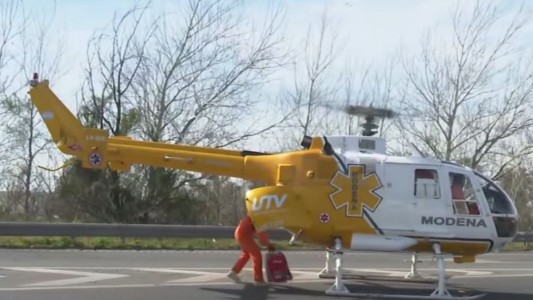 Fuerte siniestro vial entre un camión y una moto en Circunvalación: un herido
