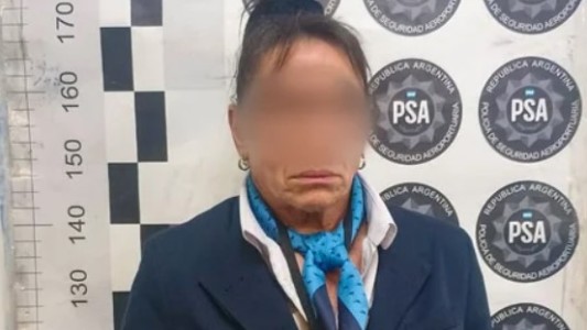 Una azafata de Aerolíneas Argentinas fue detenida por contrabandear relojes, celulares y joyas