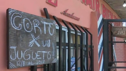 Una peluquera corta el pelo a cambio de juguetes para el Día del Niño