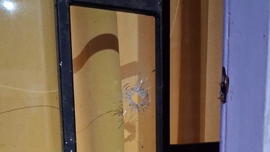 Una bala atravesó la ventana de una vivienda mientras un niño miraba videos