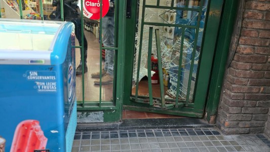 Detuvieron a un hombre tras destrozar la puerta de un kiosco para robar cigarrillos