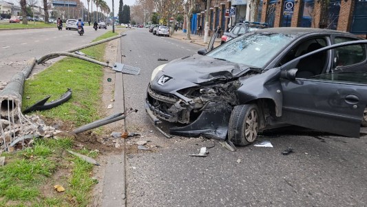 Un auto chocó contra una columna de alumbrado en Rondeau
