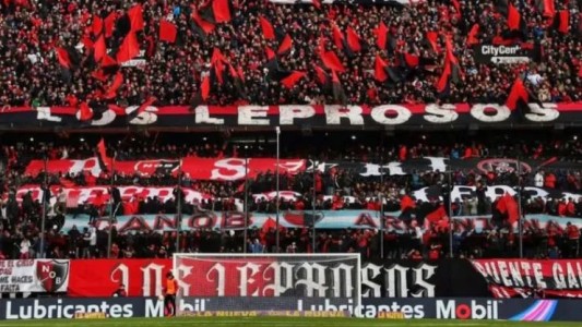 Newell’s vive el clásico rosarino con su tradicional banderazo