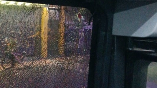 Atacaron a piedrazos a un colectivo de la línea Expreso