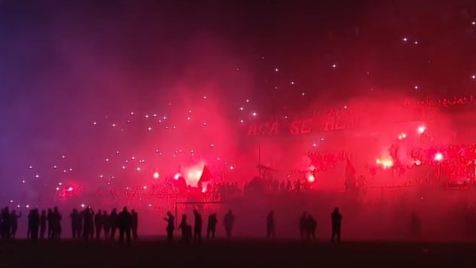 Vuelve el banderazo leproso: hinchas y jugadores se reencontraron en el Coloso antes del clásico