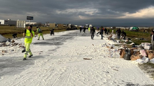 Choque de camiones en la Autopista Rosario-Buenos Aires: un herido y la calzada cubierta de harina
