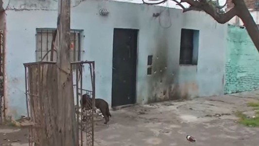 Balearon e incendiaron una vivienda vinculada a una disputa familiar: efectuaron 10 disparos