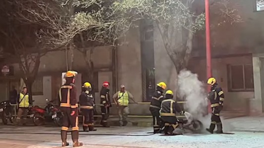 Prendió fuego su moto durante un control vehicular para evitar que se la lleven al corralón