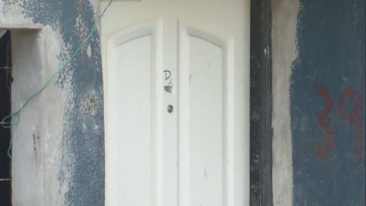 Balearon una vivienda a bordo de una moto: dos heridos tras el ataque