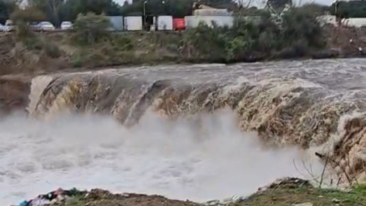 Preocupación por el aumento del caudal en el Saladillo: vecinos alertan por la cercanía al puente Molino Blanco