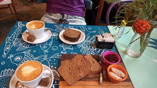 Estafa en una pastelería de Pellegrini al 2500: jóvenes consumieron y pagaron con una transferencia falsa