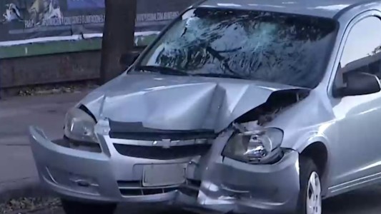 Fuerte siniestro vial: un auto se estrelló contra la plataforma del Metrobus