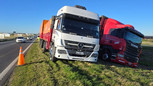 Autopista Rosario–Buenos Aires: un camión se tiró a la banquina para evitar un choque en cadena