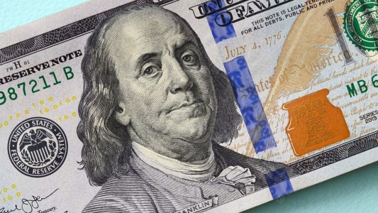El dólar oficial revirtió la suba inicial y cerró estable a $1.425
