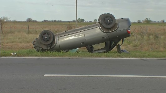 Vuelco en la ruta 18: una jefa policial chocó contra un camión y resultó ilesa