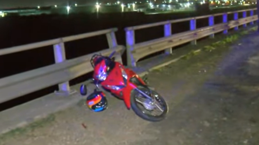 Siniestro vial en la autopista Rosario-Buenos Aires: una motociclista volcó en un bache