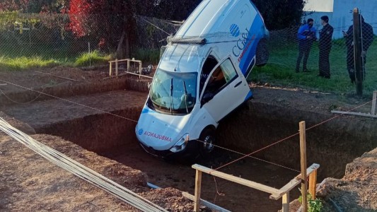 Robaron una ambulancia en zona sur y la encontraron dentro de una pileta en Funes