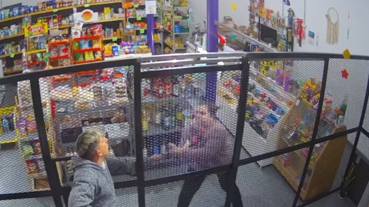 Intentó robar una gaseosa y amenazó a la comerciante con un arma de fuego