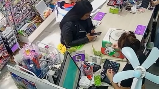 Detuvieron a una mujer por intentar pagar con una tarjeta de débito robada