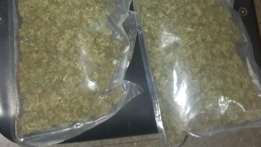 Dos jóvenes detenidos con marihuana en zona sur